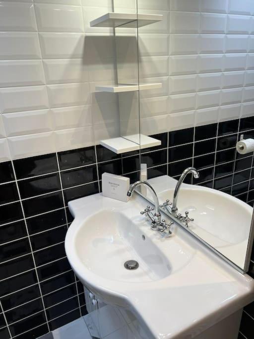 Le Paris Eiffel - Appartement Cosy En Plein Centre Bourgoin-Jallieu Eksteriør bilde